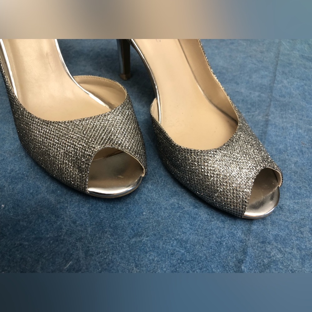 Tahari 8 1/2 medium silver heels. Barely worn - Picture 6 of 10